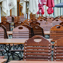 Leere Tische und Stühle