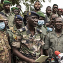Ismael Wague (M.), Sprecher der Putschisten, auf einer Pressekonferenz