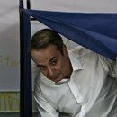 Kyriakos Mitsotakis aus der Wahlkabine kommend. 