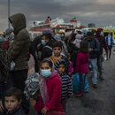 Migranten gehen im Hafen von Piräus bei Athen an Land.