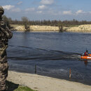 Türkisches Spezialkräfte-Team patrouilliert auf einem Schnellboot entlang des Maritsa-Flusses an der türkisch-griechischen Grenze in der Nähe des Dorfes Karpuzlu in der Region Edirne