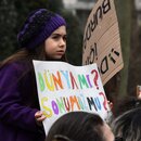 Eine Schülerin auf einem Klimastreik in Istanbul