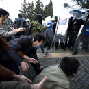 Studierende der Bogazici Universität treffen vor der Universität auf Spezialkräfte der Polizei