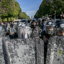 Polizisten treffen auf Demonstranten