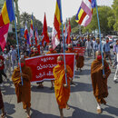 Buddhistische Mönche protestieren auf den Straßen von Mandalay gegen den Militärputsch