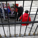 Mann mit Plakat auf den Straßen von Belgrad