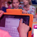 Grundschüler arbeiten in der Grundschule Offenstetten mit einem Tablet. 