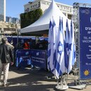 Menschen warten in einer Schlange vor einem Veranstaltungsort in Tel Aviv auf die Impfung für ausländische Einwohner in Israel