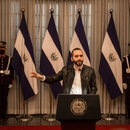 Nayib Bukele (M.), Präsident von El Salvador, spricht auf einer Pressekonferenz.