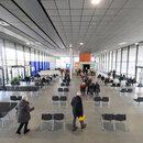 Menschen warten im Impfzentrum in der Messe Dresden auf ihre Impfung gegen Corona