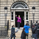 Nicola Sturgeon vor dem Amtssitz der ersten schottischen Ministerin