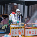 Militärpersonal desinfiziert eine taiwanische Teststation