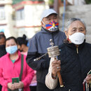 Exil-Tibeter in der Schlange vor einem Wahllokal