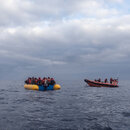 Migranten vor der italienischen Küste 