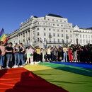 Menschen protestieren vor dem ungarischen Parlament in Budapest gegen das neue Gesetzespaket