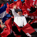 Präsident Daniel Ortega winkt Unterstützern zu bei seiner Ankunft zu einer Veranstaltung zu
