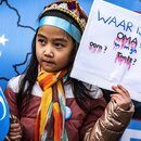 Protestierendes Mädchen in Amsterdam
