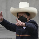 DDer peruanische Präsident Pedro Castillo zeigt auf Journalisten im Regierungspalast