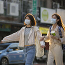 Taiwanerinnen mit Maske in Taipei
