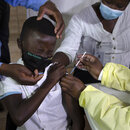 Ein Kind wird im Township Diepsloot in der Nähe von Johannesburg mit Pfizer gegen COVID-19 geimpft