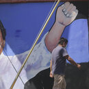 Ein Mann gehEin Mann geht an einem Wandgemälde des nicaraguanischen Präsidenten Daniel Ortega vorbei