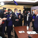 Russia: Reporters gather around Russian President Vladimir Putin