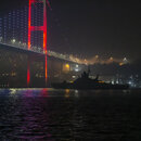  Das Patrouillenschiff Dmitri Rogatschew der russischen Marine passiert den Bosporus in Istanbul, Türkei, am 16. Februar 2022. 