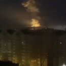 Eine Flamme ist in der Nähe des Flusses Dnjepr in Kiew, Ukraine, am Donnerstag, 24. Februar 2022, zu sehen.