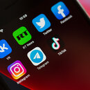Auf dem Bildschirm eines Smartphones sind die Logos der Apps VKontakte (oben l-r), Twitter, RT News, Facebook, Instagram (unten l-r), Telegram und TikTok zu sehen.