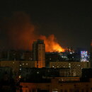 Rauch und Flammen in der Nähe von Kiew 