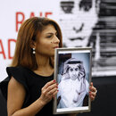 Ensaf Haidar, die Frau des saudi-arabischen Bloggers Raif Badawi, zeigt ein Porträt ihres Mannes. 