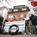 In Hamburg lebende Journalistinnen und Journalisten aus der Türkei stehen mit einem schwarzen Kranz vor dem Türkischen Konsulat.