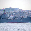 Ein russisches Militärschiff passiert den Bosporus in Istanbul