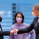 Bundeskanzler Olaf Scholz (SPD - l) und Außenministerin Annalena Baerbock (Bündnis 90/Die Grünen) begrüßen vor einer Sitzung mit den für Sicherheitsfragen zuständigen Bundesministern über die Ukraine-Krise im Bundeskanzleramt Finanzminister Christian Lindner (FDP). 