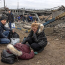 Eine Frau flüchtet mit ihrem Kind aus Kiew am 7. März 2022