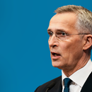 NATO-Generalsekretär Jens Stoltenberg spricht während einer Medienkonferenz während eines außerordentlichen NATO-Gipfels.
