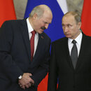 Der russische Präsident Wladimir Putin hört dem belarussischen Präsidenten Alexander Lukaschenko zu