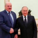Der russische Präsident Wladimir Putin bei einem Treffen mit dem belarussischen Präsident Alexander Lukaschenko am 11. März 2022 in Moskau 