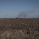 Am 22. März steigt außerhalb der Stadt Saporischschja in der Ukraine auf einem Feld Rauch auf