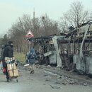 Menschen verlassen nach dem Beschuss von Mariupo die Stadt