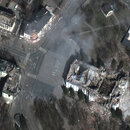 Dieses von Maxar Technologies zur Verfügung gestellte Satellitenbild zeigt Schäden an einem Theater in Mariupol (Mitte rechts) und an nahe gelegenen Gebäuden in Mariupol, Ukraine