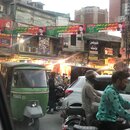 PTI Kampagnenposter im Stadzentrum von Lahore.