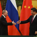 Der russische Präsident Wladimir Putin, links, schüttelt dem chinesischen Präsidenten Xi Jinping die Hand