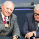Bundesfinanzminister Wolfgang Schäuble (CDU) und Außenminister Frank-Walter Steinmeier (r, SPD)
