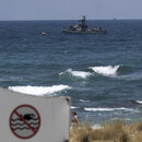 Ein im Mittelmeer verankertes Schiff der israelischen Marine ist vom Grenzübergang Rosh Hanikra zwischen Israel und Libanon im Norden Israels aus zu sehen.