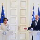 Annalena Baerbock steht beim Pressestatement neben ihrem griechischen Amtskollegen Nikos Dendias