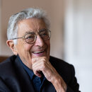 Gerhart Baum (FDP), früher Bundesinnenminister, steht in seiner Wohnung. 