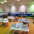 Während sich die Amerikaner auf den Weg zu den Wahllokalen machten, um an den Zwischenwahlen 2022 teilzunehmen, strömen die Frühwähler in den Morgenstunden in die Lyles-Crouch Traditional Academy in Alexandria, Virginia, Dienstag, 8. November 2022.