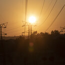Stromleitungen, die vom staatlichen Stromversorger Eskom zum nationalen Netz führen, in Johannesburg, Südafrika