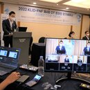 Park Kibum is giving a presentation on Youtube